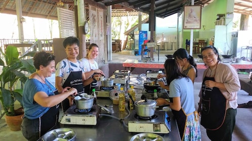 Krabi: clase de cocina tailandesa por la mañana y por la tarde en Ya's Cook...