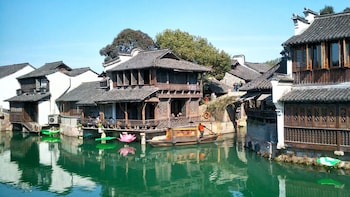 Private Tour of Wuzhen Water Town, West Lake & Dragon Well Tea Plantation