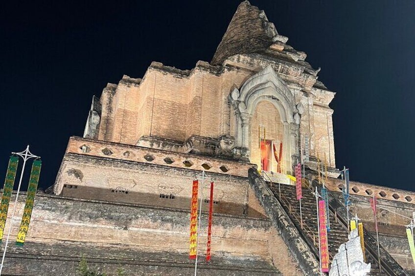 Chiangmai Temples and Market TukTuk Evening Night Tour