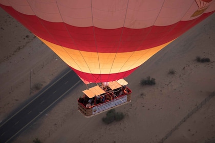 Dubái: paseo en globo aerostático con paseo en camello y espectáculo de hal...