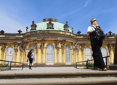 Potsdam: Yksityinen kaupungin kohokohtien kierros vintage-minibussilla