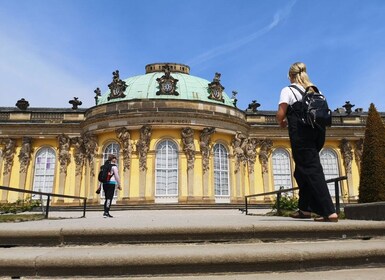 Potsdam: tour privato della città in un minibus d'epoca