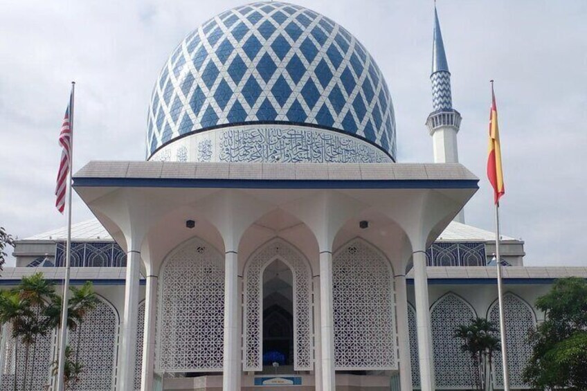 Private Half-Day Tour in Blue Mosque And Batu Caves 