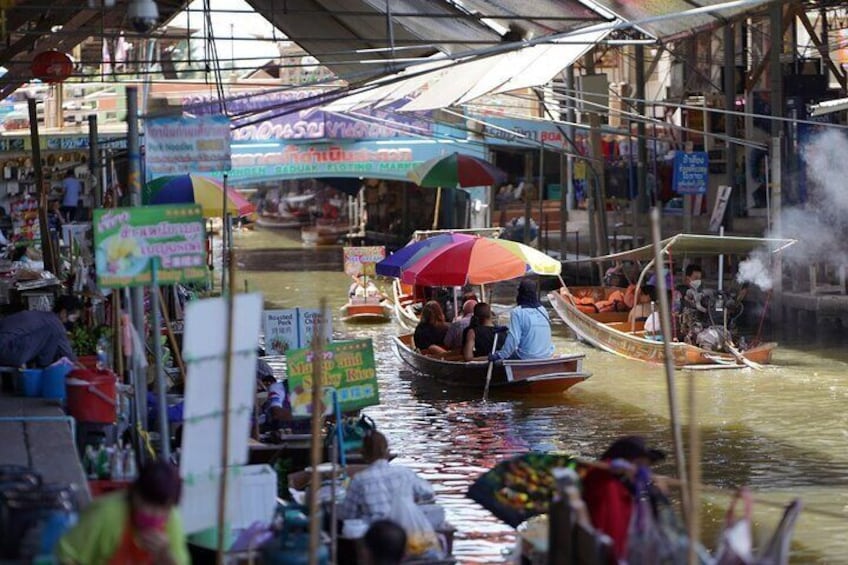 Damnoensaduak Floating Market