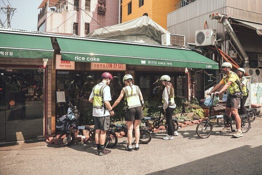 We will visit a small café in Ikseon-dong where you can taste a variety of rice cakes that have been modernly reinterpreted.