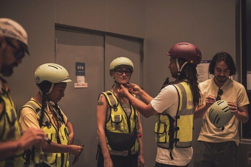 Before the tour begins, we will equip you with safety gear and conduct a safety briefing.