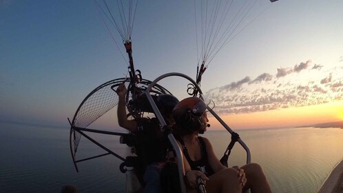 Albufeira: Paragliding-Flug bei Sonnenuntergang