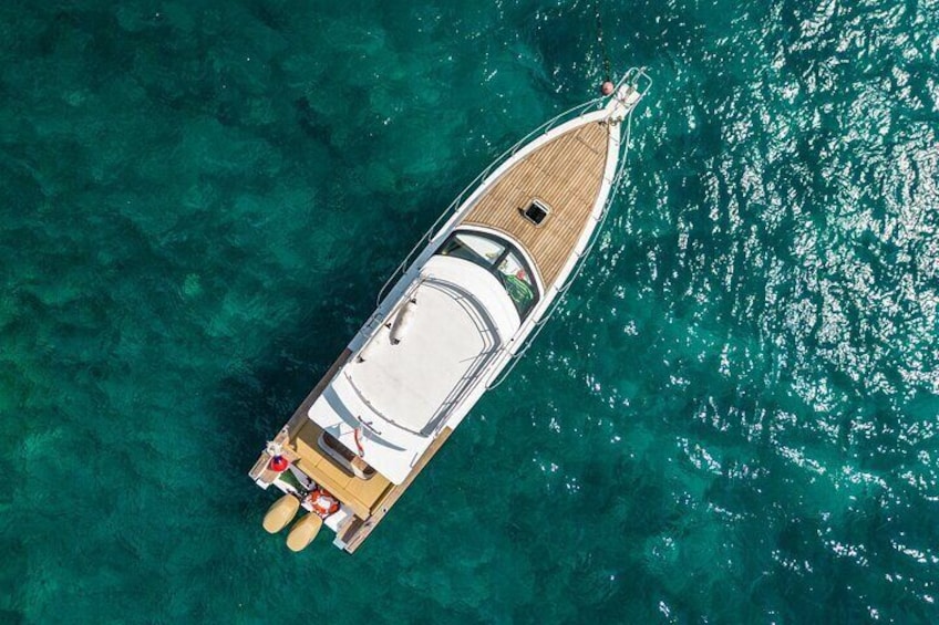 Our fleet has more than ten 13m modern and comfortable boats