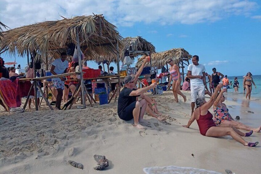 Experience Cayo Arena with Snorkeling and Lunch Buffet