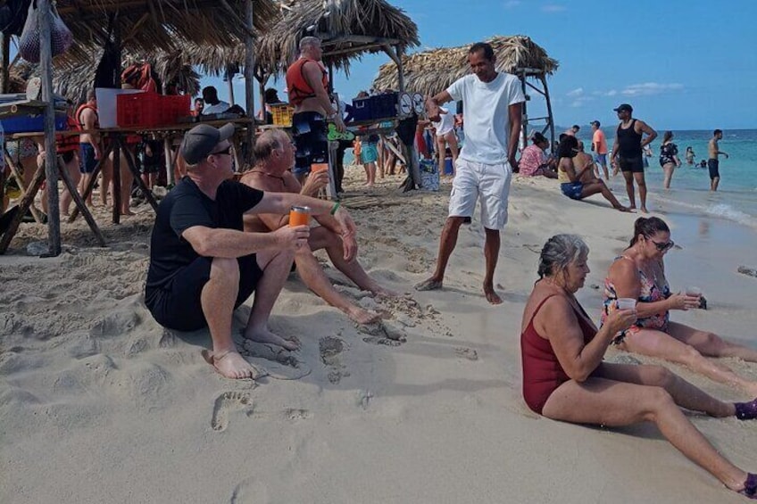 Experience Cayo Arena with Snorkeling and Lunch Buffet