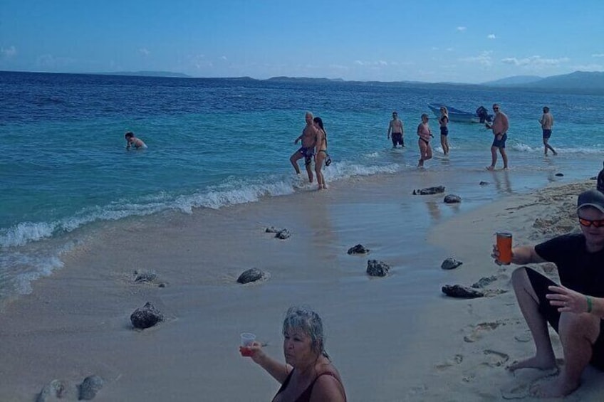 Experience Cayo Arena with Snorkeling and Lunch Buffet