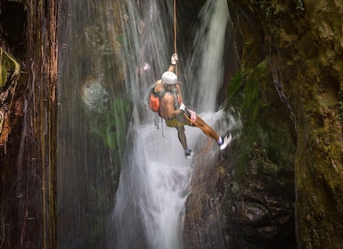 Rio Colorado: Canyoning Tour mit La Victoria Wasserfall