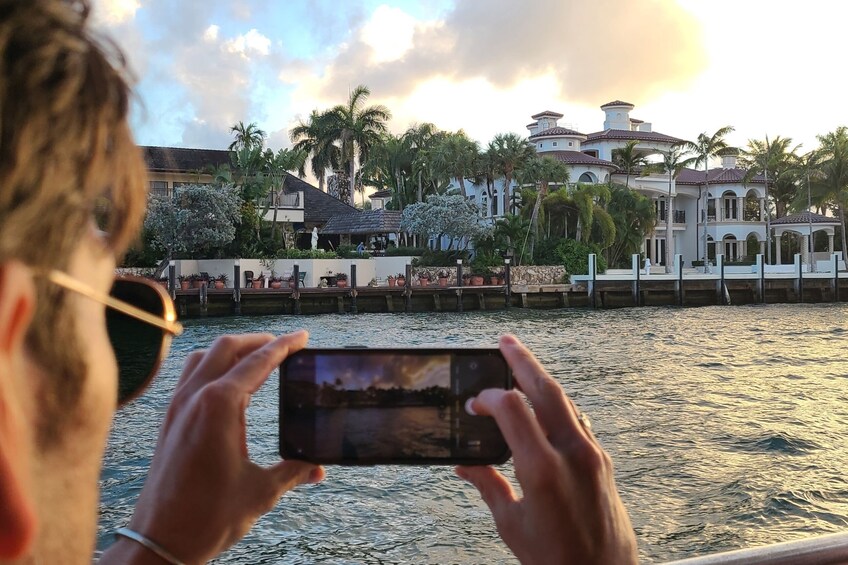 Fort Lauderdale: 90-minute Celebrity Homes Sunset Cruise + Free Drink 