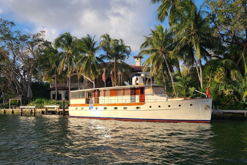 Fort Lauderdale: 90-minute Celebrity Homes Sunset Cruise + Free Drink
