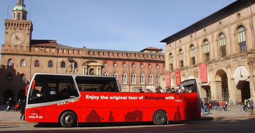 Bolonia: recorrido por la ciudad en autobús rojo y degustación de comida lo...