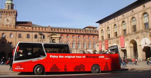 Bolonia: recorrido por la ciudad en autobús rojo y degustación de comida lo...