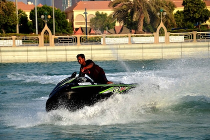 Abu Dhabi 1 tunnin vesiskootterin vuokraus