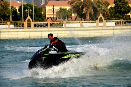 Noleggio moto d'acqua di 1 ora ad Abu Dhabi