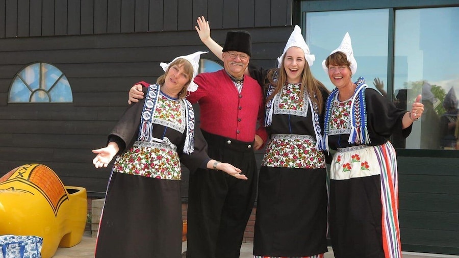 Volendam: Traditional Costume Photo with Cheese & Clog Tour