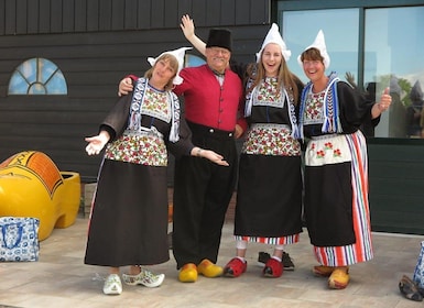 Volendam: foto de disfraz tradicional con tour de queso y zueco