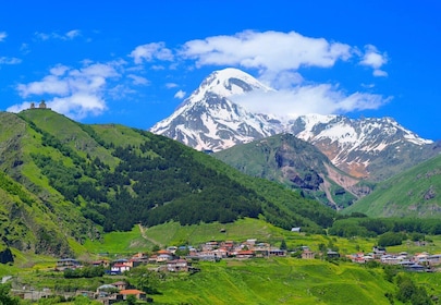 Tbilisi: Gudauri and Kazbegi Day Trip Including 4WD