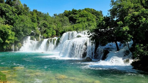 Von Omiš aus: Krka Wasserfälle und Trogir Kleingruppentour