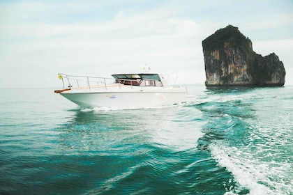 เกาะพีพี: ทริปส่วนตัวเต็มวันโดยเรือหรูพร้อมอาหาร