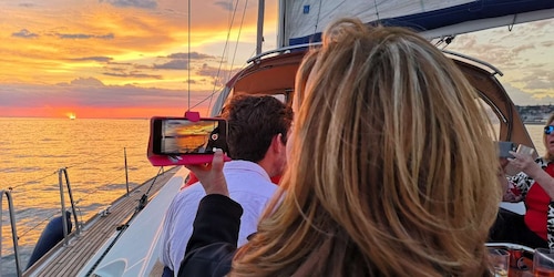 Lisbona: Tour privato in yacht lungo la costa e vista sul tramonto