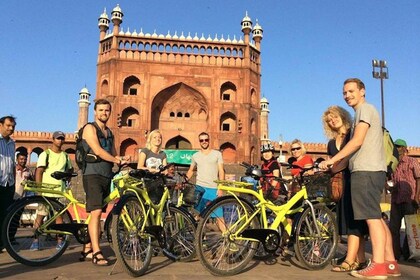 Old Delhi: 3.5-Hour Small-Group Bike Tour with Breakfast