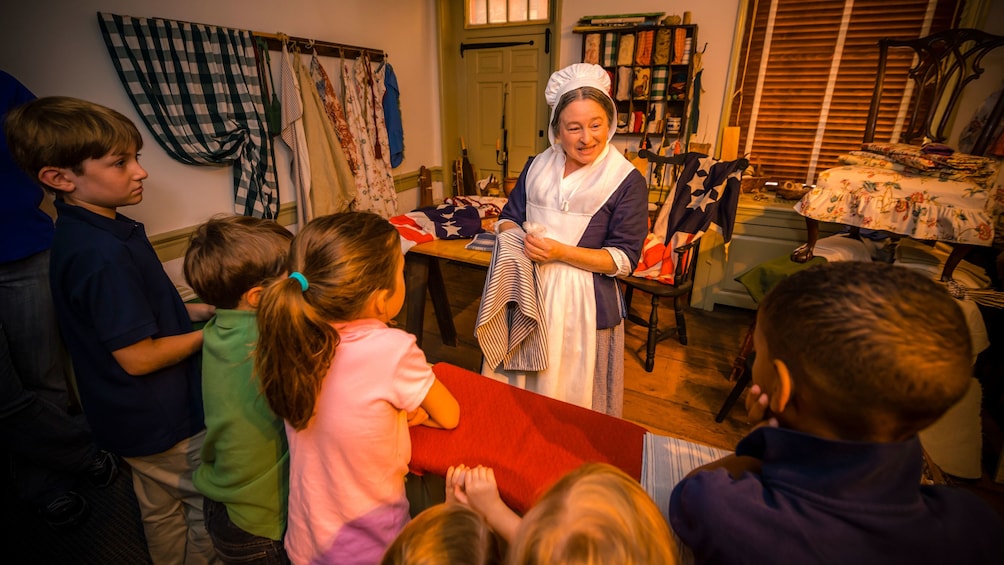Charger l’élément 5 sur 5. Betsy Ross actress talks to children on tour of home in Philadelphia
