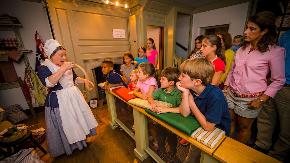 Charger l’élément 2 sur 5. Betsy Ross actress talks to children on tour of home in Philadelphia
