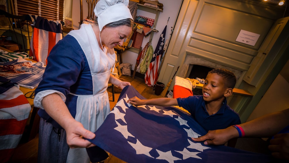 Charger l’élément 4 sur 5. Betsy Ross actress talks to child on tour of home in Philadelphia