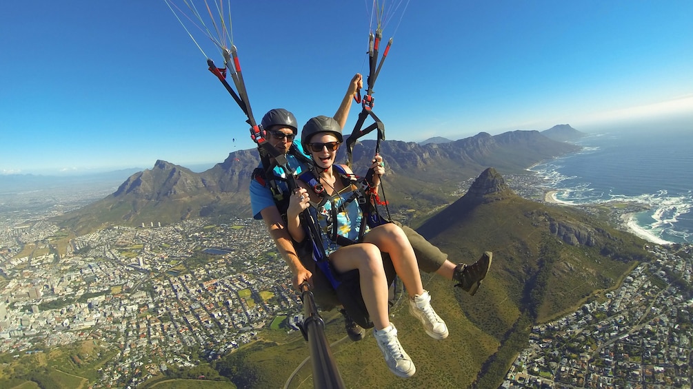 Cargar foto 5 de 10. Skydivers above Cape Town
