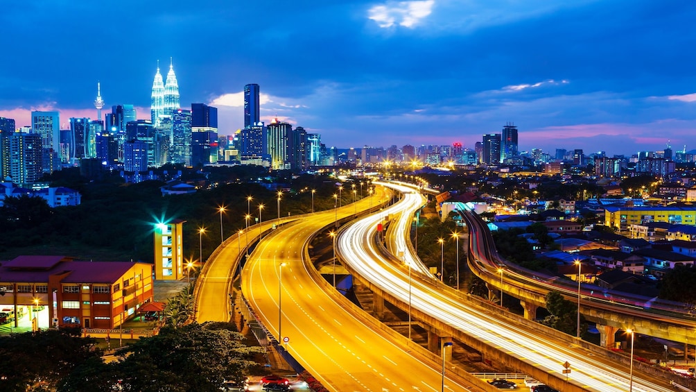 Nighttime City Tour with Petronas Twin Towers, Chinatown & Dinner
