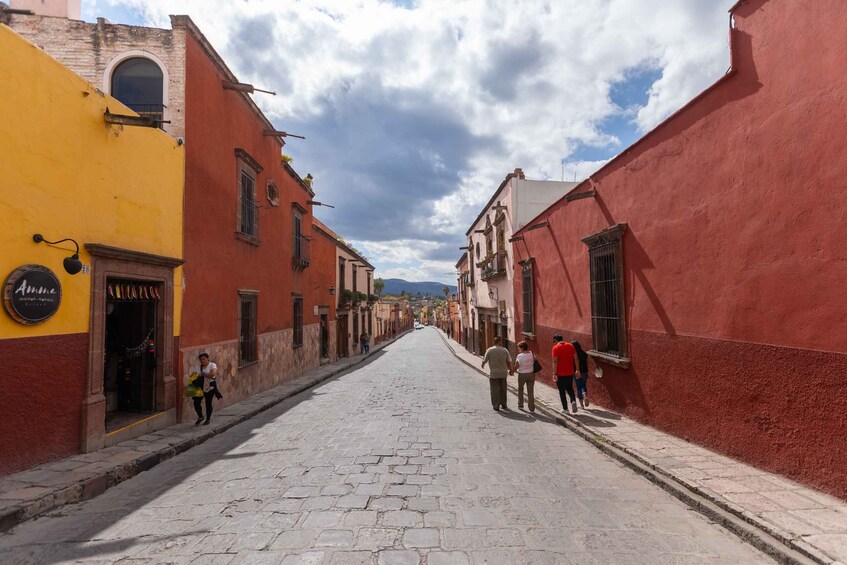 Picture 3 for Activity San Miguel: Landmarks and Lunch Walking Tour in English