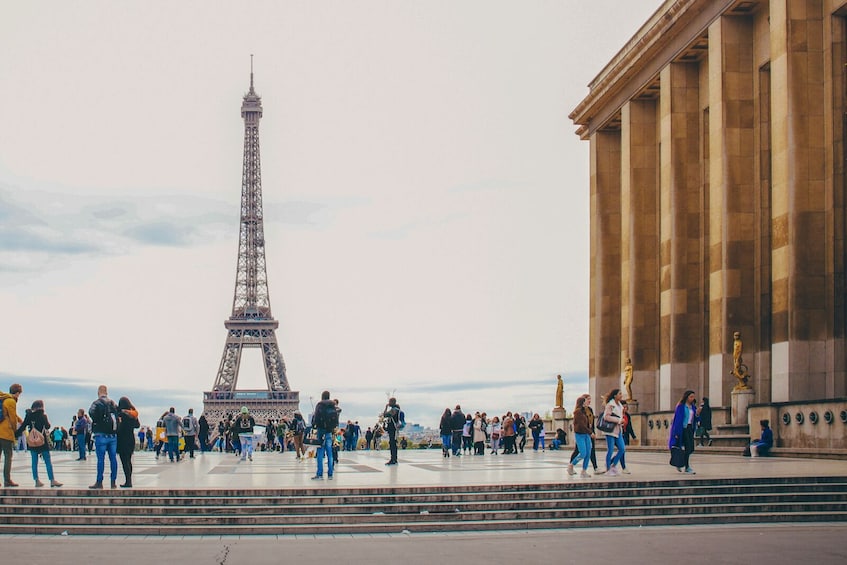 Paris in a Day with Louvre, Eiffel Tower, City Walk & Cruise