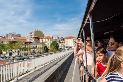 Porto : Visite de la ville en train, croisière fluviale et cave à vin