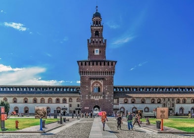Kastil Sforza dan Tur Pietà Rondanini karya Michelangelo