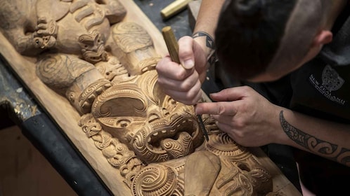 Auckland: Hobbiton and Rotorua Day Tour including Te Puia