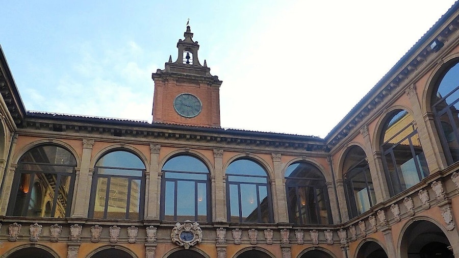 Bologna: Audio-Guided Archiginnasio Visit with Food Tasting