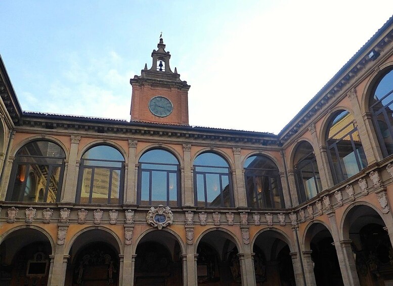 Bologna: Audio-Guided Archiginnasio Visit with Food Tasting