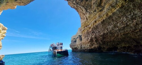 Albufeira: Küstenlinie und Benagil-Höhlen-Tour mit dem Katamaran