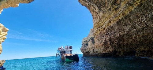 Albufeira: Kystlinje- og Benagil-grottetur med katamaran