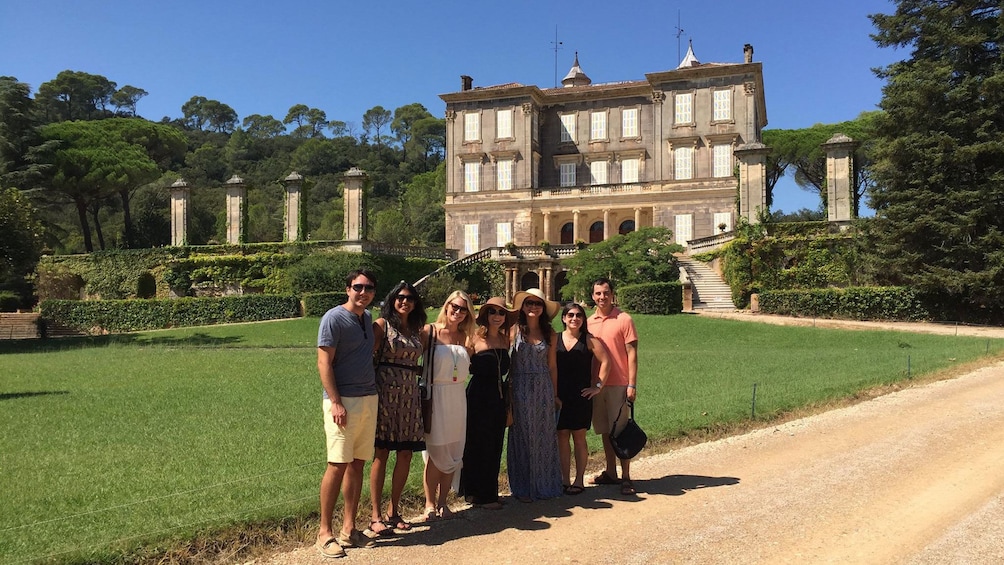 Charger l’élément 1 sur 5. Group standing outside Chateau d'Astros in Nice