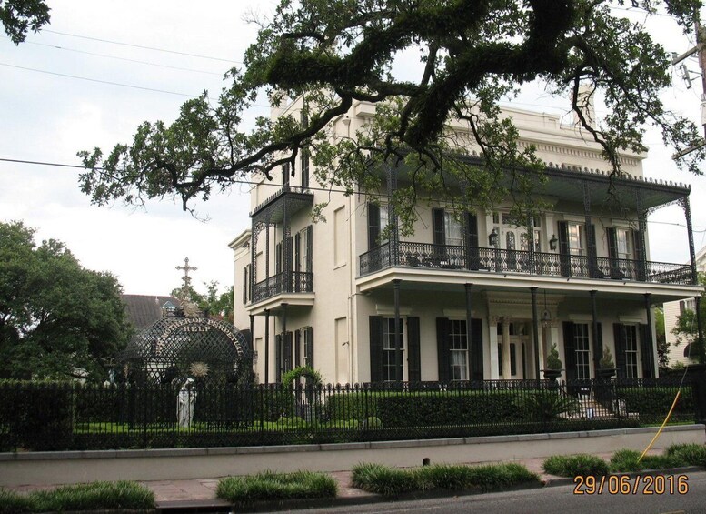 Picture 3 for Activity New Orleans: Garden District Walking Tour