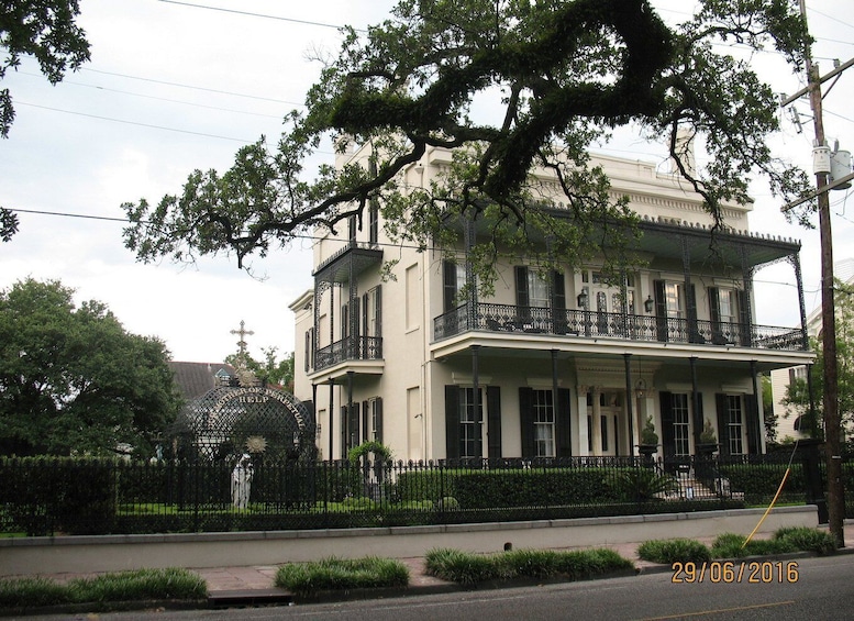 Picture 3 for Activity New Orleans: Garden District Walking Tour