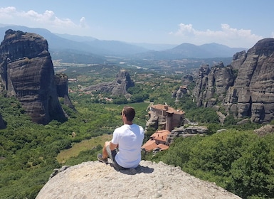 Desde Salónica: Viaje en tren a Meteora y visita a un monasterio