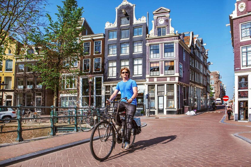 Amsterdam: Bike Rental with Free Cup of Coffee