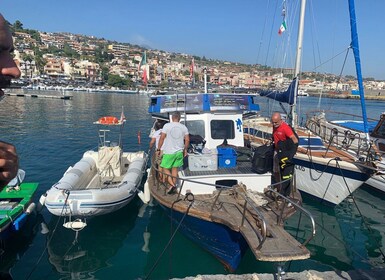 Catania: Båttur til Kyklopsøyene og Timpa naturreservat