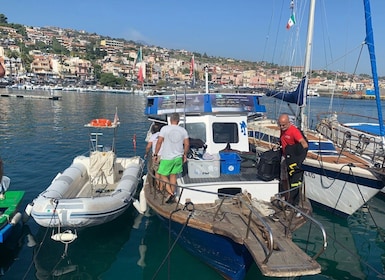 Catania: tour en barco por las islas Cíclopes y la reserva natural de Timpa